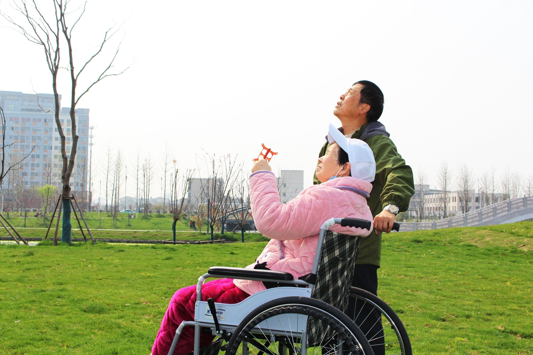 徒步6公里推着老伴放风筝七旬夫妻浪漫情怀