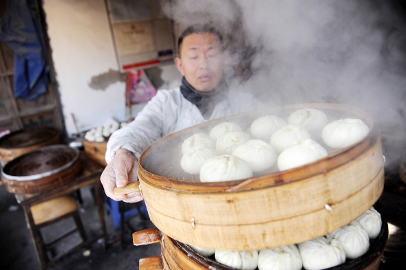 包子年蒸进入旺季昨天是农历腊月初十,距离春节还有20天时间,不少人