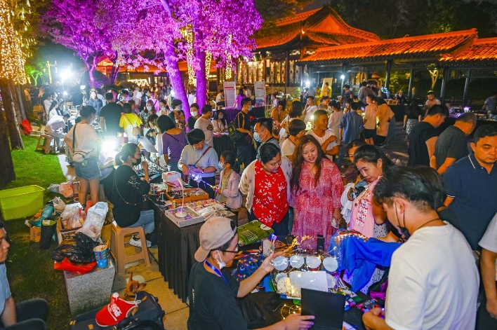 市民游客逛夜市.资料图片